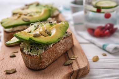 Tahta masada, closeup taze lezzetli bruschettas ile