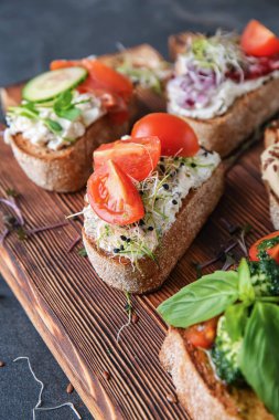 Ahşap tahta üzerinde taze lezzetli bruschettas