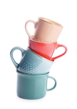 Beyaz arka plan üzerinde renkli boş bardak