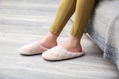 Genç kadın evde terlik