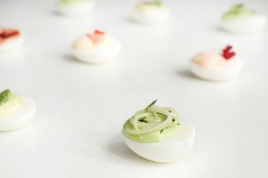 Beyaz zemin üzerine lezzetli baharatlı ve acılı yumurta