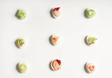 Beyaz zemin üzerine lezzetli baharatlı ve acılı yumurta