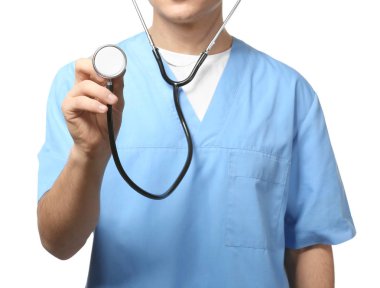 Erkek doktor stetoskop beyaz arka plan üzerinde kullanma