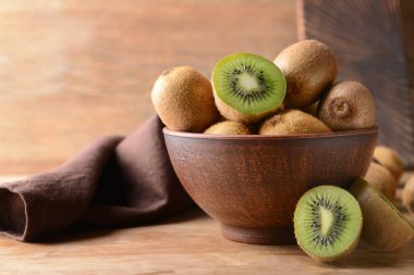 Masada lezzetli kivi ile kase