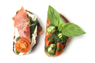 Beyaz arka planda taze lezzetli bruschettalar