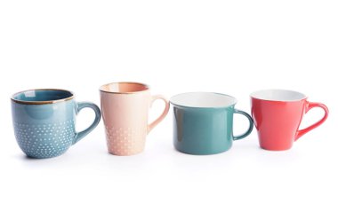 Beyaz arka plan üzerinde renkli boş bardak