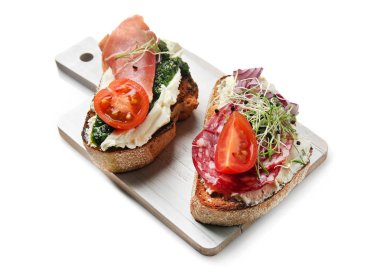 Beyaz arka plan üzerinde taze lezzetli bruschettas kurula