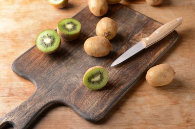 Kesme tahtası üzerinde lezzetli olgun kivi