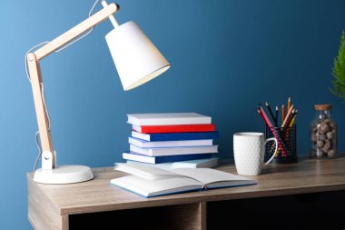 Tablo renkli duvarının yakınında çok sayıda kitap