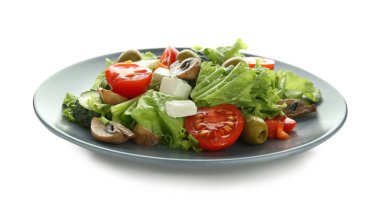 Beyaz arka planda taze salata tabağı