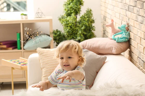 Porträt Des Süßen Kleinen Jungen Hause — Stockfoto