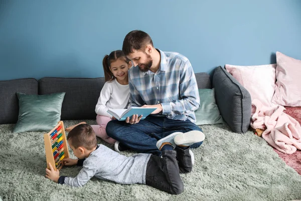 Jonge Vader Met Zijn Kinderen Thuis Spelen — Stockfoto