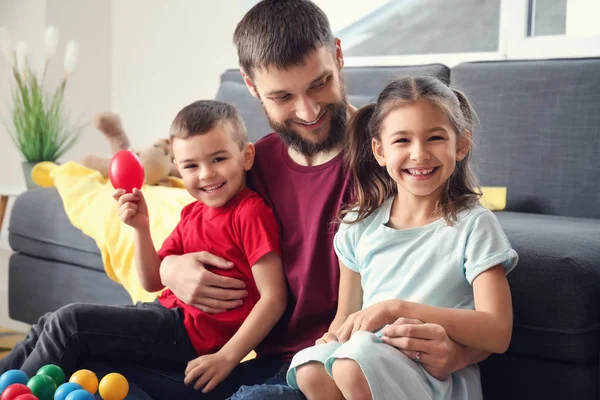 Retrato Pai Feliz Com Seus Filhos Casa — Fotografia de Stock