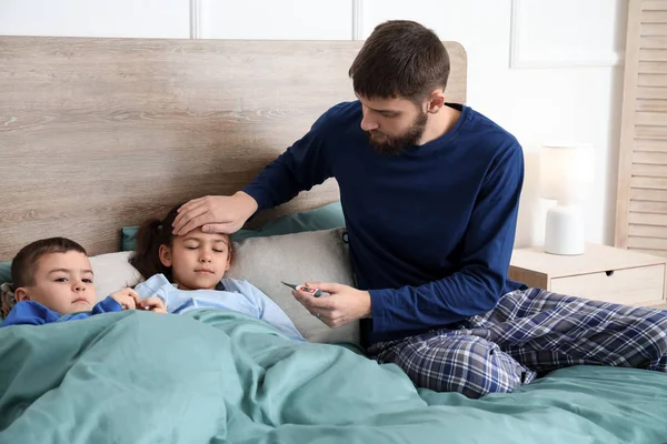 Jonge Vader Zorg Voor Zieke Kinderen Thuis — Stockfoto