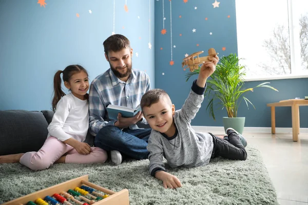 Unga Far Med Hans Barn Som Spelar Hemma — Stockfoto