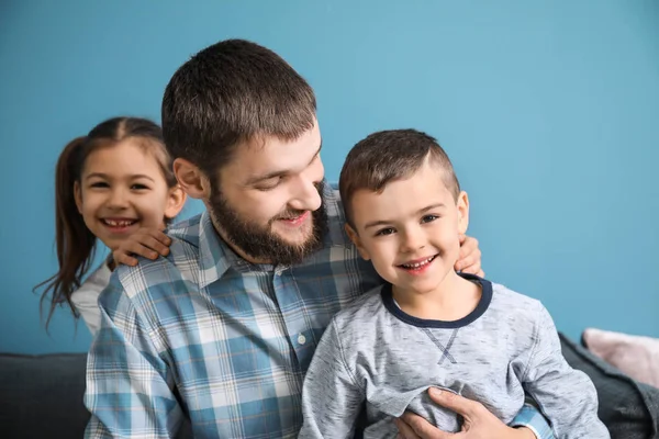 Portret Van Gelukkige Vader Met Zijn Kinderen Thuis — Stockfoto