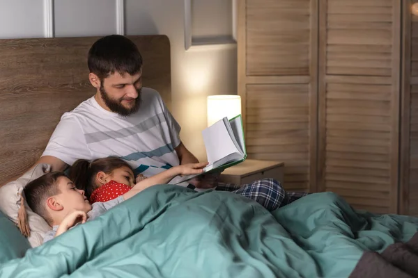 Jonge Vader Leesboek Voor Zijn Kinderen Bed — Stockfoto