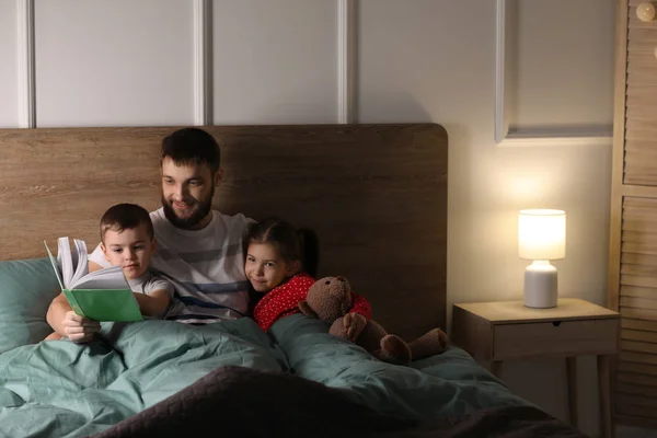 Jonge Vader Leesboek Voor Zijn Kinderen Bed — Stockfoto