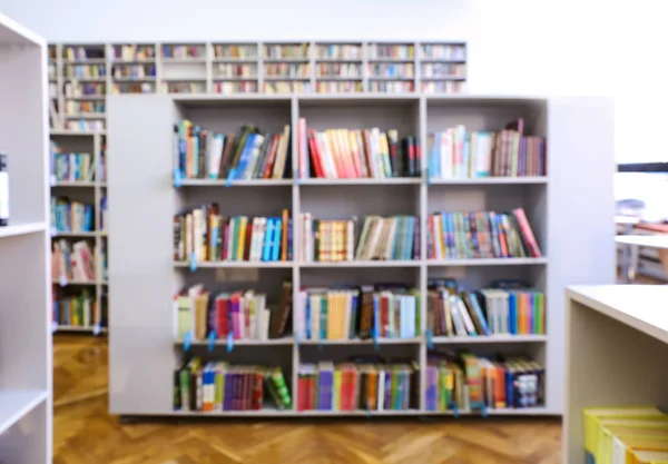 Interieur Van Moderne Bibliotheek Met Vele Boeken Wazig Zicht — Stockfoto