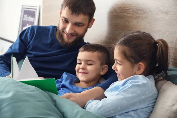 Young Father Reading Book His Children Bed — Stock Photo, Image