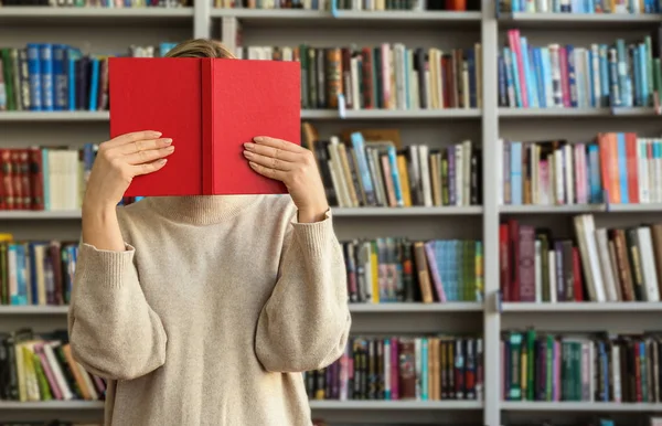 Mujer Joven Escondiendo Cara Detrás Del Libro Biblioteca Moderna — Foto de Stock