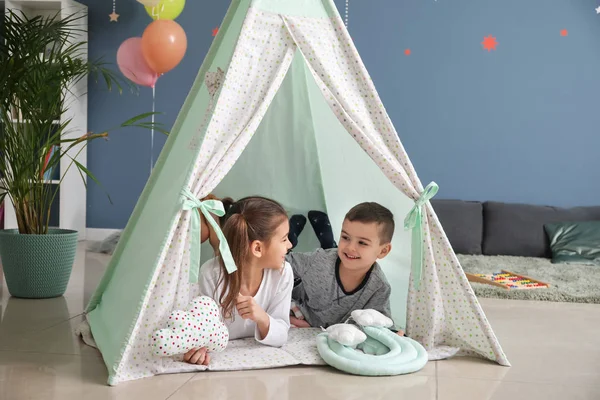 Leuke Lieve Kinderen Liegen Krot Thuis — Stockfoto