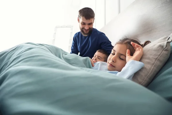 Young Father Getting Children Sleep Home — Stock Photo, Image