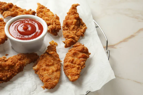 Cooling Rack Tasty Nuggets Tomato Sauce Light Table — Stock Photo, Image