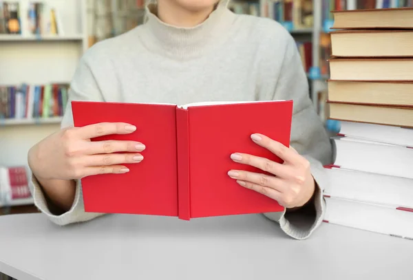 Молодая Женщина Читает Книги Столом Библиотеке — стоковое фото