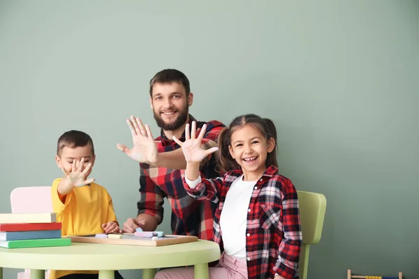 Padre Feliz Con Sus Hijos Dibujando Casa —  Fotos de Stock