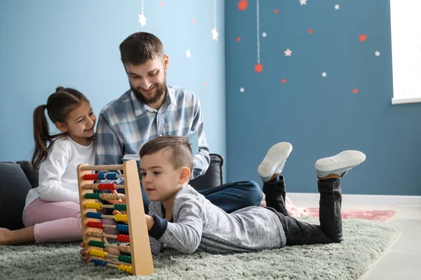 Evde Oynarken Onun Çocuklu Genç Baba — Stok fotoğraf