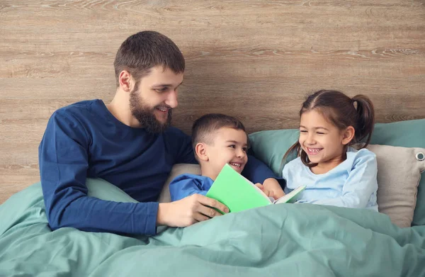 Young Father Reading Book His Children Bed — Stock Photo, Image