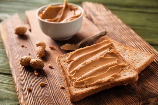 Pão Torrado Com Manteiga Amendoim Saborosa Tábua Madeira — Fotografia de Stock