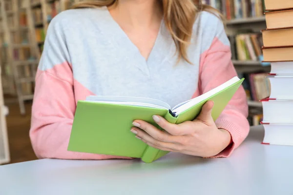若い女性は図書館で本を読む — ストック写真