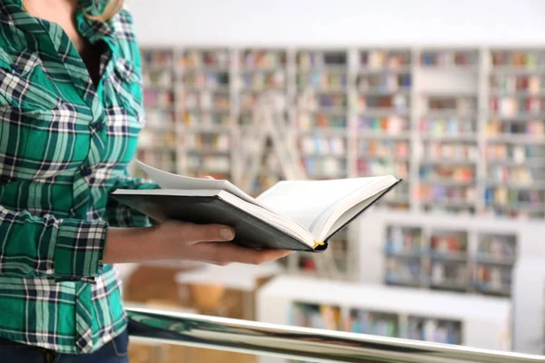 Mujer Joven Con Libro Biblioteca —  Fotos de Stock