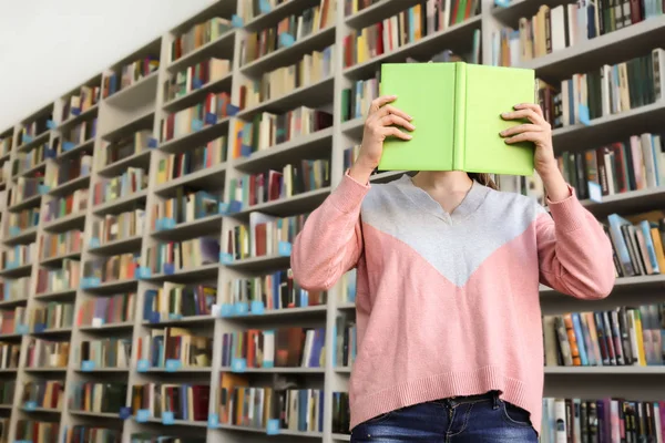 Mujer Joven Escondiendo Cara Detrás Del Libro Biblioteca —  Fotos de Stock