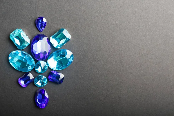 Komposisi Dengan Batu Berharga Untuk Perhiasan Dengan Latar Belakang Gelap — Stok Foto