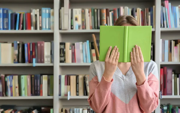 Mujer Joven Escondiendo Cara Detrás Del Libro Biblioteca — Foto de Stock