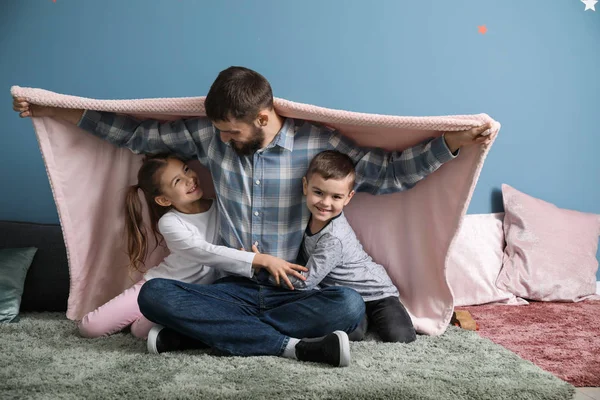 Jovem Pai Com Seus Filhos Brincando Casa — Fotografia de Stock