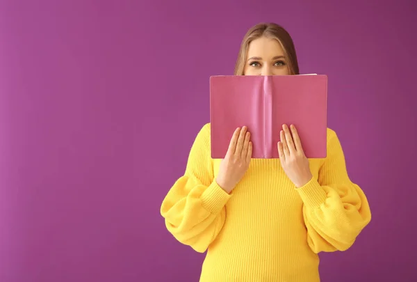 Hermosa Joven Con Libro Sobre Fondo Color — Foto de Stock