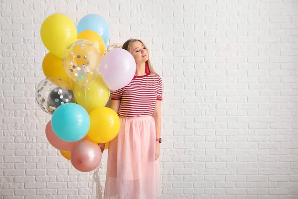 Belle Jeune Femme Avec Des Ballons Contre Mur Briques Blanches — Photo