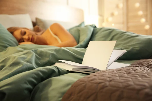 Libro Sobre Cama Joven Durmiente — Foto de Stock