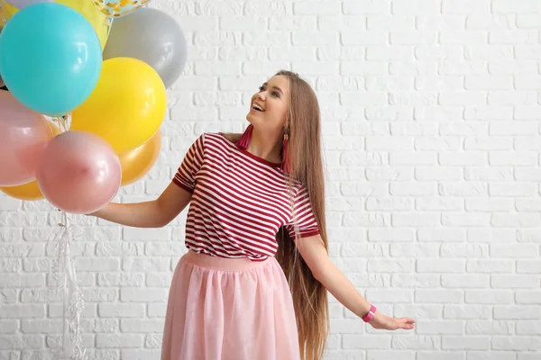 Schöne Junge Frau Mit Luftballons Gegen Weiße Backsteinmauer — Stockfoto