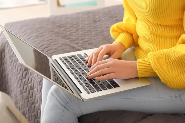 Jovem Mulher Trabalhando Laptop Casa Close — Fotografia de Stock