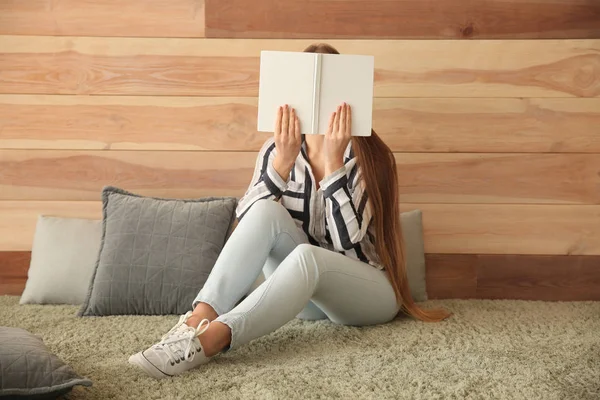 Hermosa Joven Con Libro Cerca Pared Madera — Foto de Stock