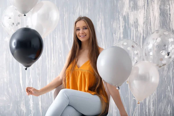 Schöne Junge Frau Mit Luftballons Sitzt Auf Stuhl Gegen Grunge — Stockfoto