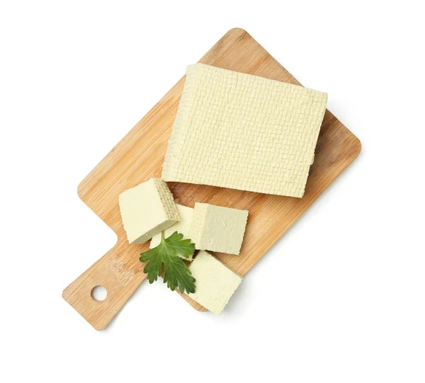 Tabla Cortar Con Sabroso Queso Tofu Sobre Fondo Blanco — Foto de Stock