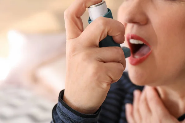 Wanita Dewasa Dengan Inhaler Mengalami Serangan Asma Rumah Menutup Diri — Stok Foto