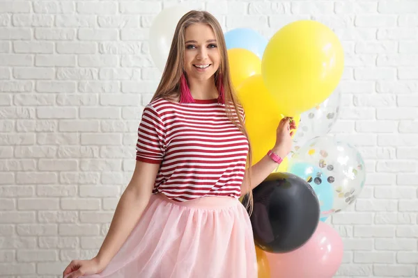 Schöne Junge Frau Mit Luftballons Gegen Weiße Backsteinmauer — Stockfoto