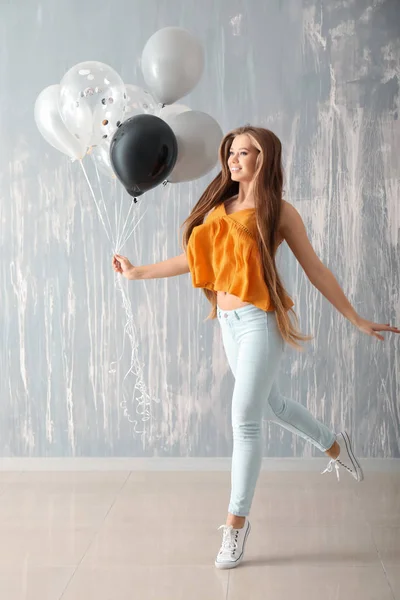 Hermosa Joven Con Globos Contra Pared Grunge — Foto de Stock